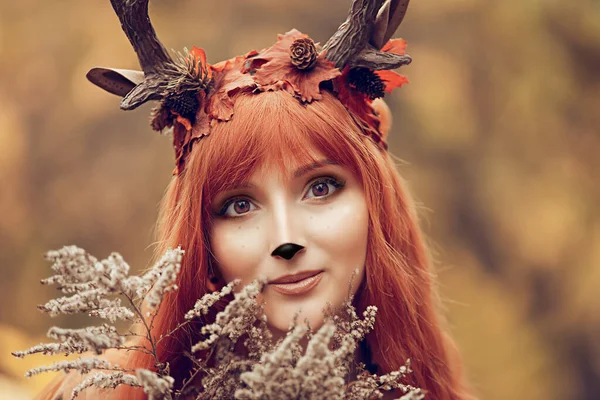 Fee Mit Hirschhörnern Herbstwald Kinderschminken Schöne Geheimnisvolle Frau Rothaarige Mädchen — Stockfoto