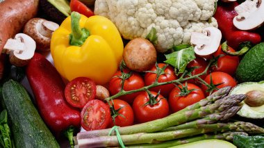 çeşitli sebzeler. Sağlıklı gıda konsepti. Düz yatıyordu. Taze sebzeler, otlar ve baharatlar. Çiğ sebze teslimatı.