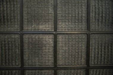 Hava temizleyici filtresindeki tozun yakın görüntüsü. Makro kirli klima filtresi. Filtreleme kavramı.