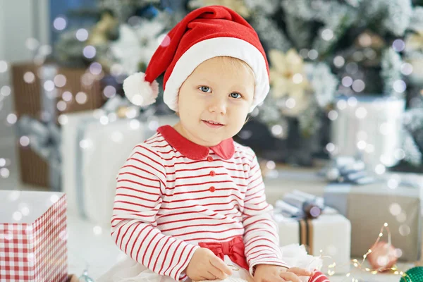 Egy Kislány Karácsonyfa Alatt Aranyos Karácsonyi Gyerek Mikulás Sapkában Ünnepek — Stock Fotó