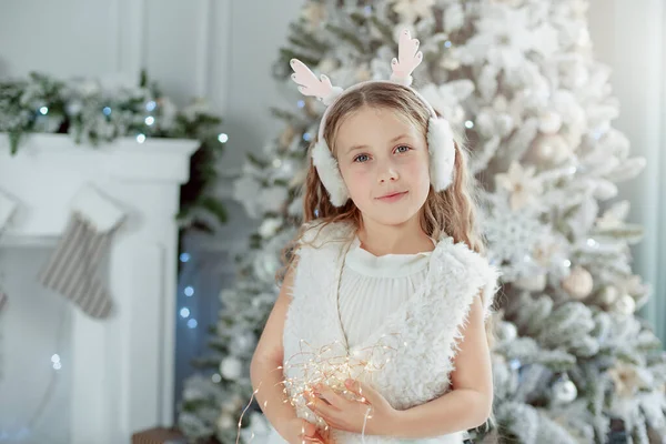 Niña Bajo Árbol Navidad Lindo Niño Navidad Vestido Blanco Temporada — Foto de Stock