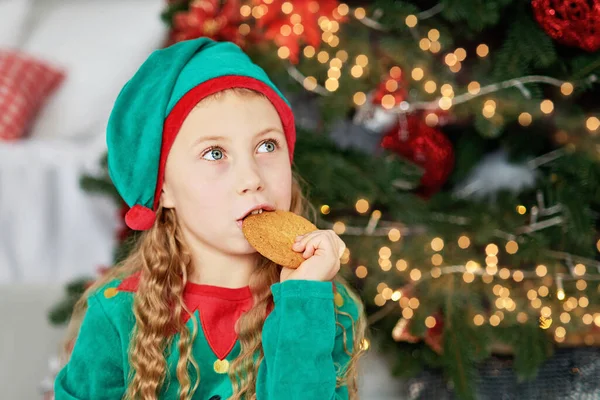 Uma Menina Debaixo Árvore Natal Criança Natal Bonito Santa Chapéu — Fotografia de Stock