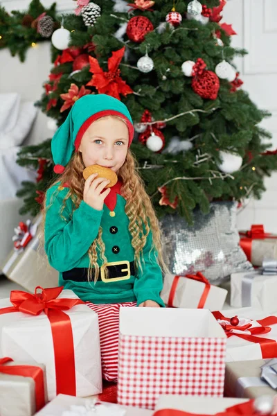 Маленькая Девочка Елкой Симпатичный Рождественский Ребенок Санта Шляпе Печеньем Праздничный — стоковое фото