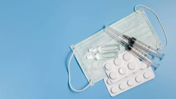 Pharmazeutische Medizin Tabletten Und Medizinische Maske Auf Blauem Hintergrund Medizin — Stockfoto