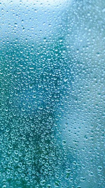 窓ガラスに雨の滴 浅いDof 悲しい気分や思考のための降雨と自然青の水の背景 選択的焦点 — ストック写真