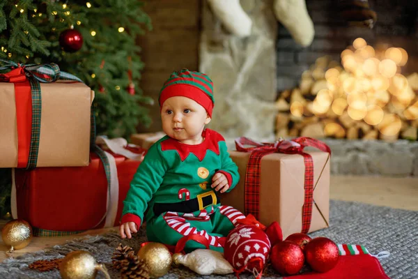 크리스마스 상자를 아이가 행복하겠지 장식된 방에서 크리스마스 선물을 크리스마스와 사람들의 — 스톡 사진