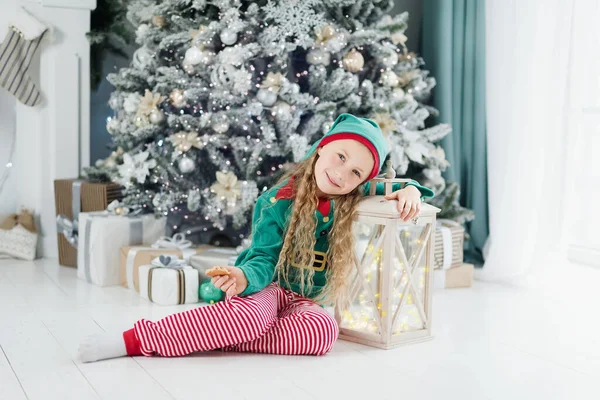 Счастливая Взволнованная Девочка Держит Руках Подарочную Коробку Ребенок Дарит Рождественский — стоковое фото