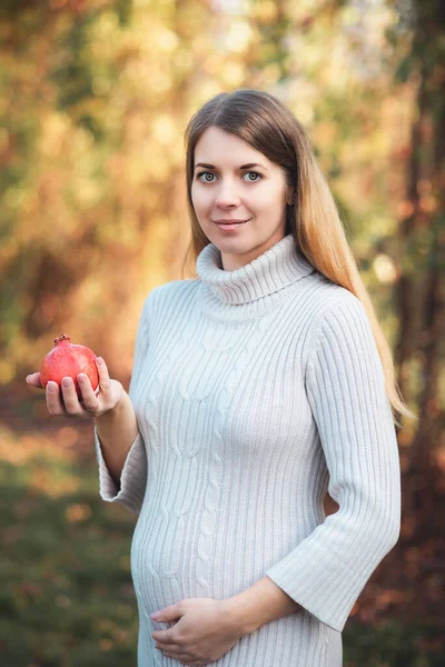 Giovane Donna Incinta Con Mano Melograno Foto Crescita Fetale Settimane — Foto Stock