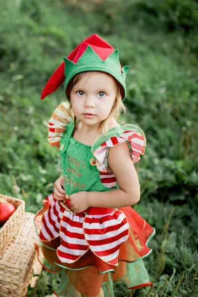 Bambino Attesa Natale Legno Luglio Ritratto Bambina Vicino All Albero — Foto Stock