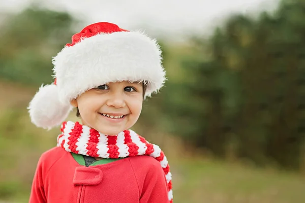 Gyerek Júliusban Várja Karácsonyt Erdőben Portré Egy Kisfiúról Karácsonyfa Mellett — Stock Fotó