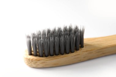 Siyah fırçalı bambu diş fırçasının Macro görüntüsü. Beyaz arka planda çevre dostu bambu diş fırçası olan diş bakımı. Ekoloji konsepti. Diş Sıfır Atık Koruma Dünyayı Kurtarır.