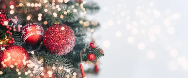 Primo Piano Albero Natale Decorato Sfondo Chiaro Sfocato Scintillante Fata — Foto Stock