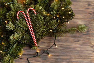 Noel arkaplanı köknar ağacı dalı, şeker kamışı, düz döşeme, üst görünüm, kopyalama alanı