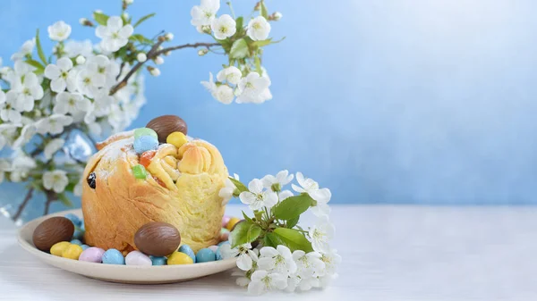 传统的纸杯蛋糕复活节蛋糕 有蓝色背景的葡萄干 巧克力蛋 关闭了自制的蛋糕 有糖果味的松饼 复制空间 — 图库照片
