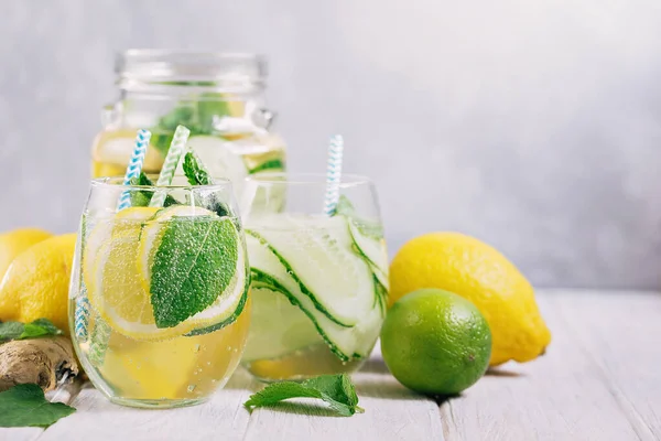 Agua Sassi Ingredientes Cocina Para Hacer Bebida Sassi Limón Pepinos —  Fotos de Stock