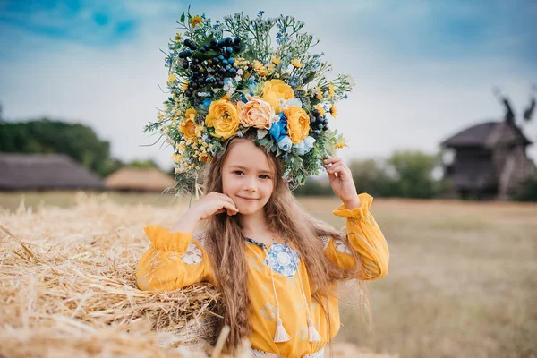 Chica Corona Tradicional Ucraniana Cabeza Bandera Azul Amarillo Ucrania Campo —  Fotos de Stock