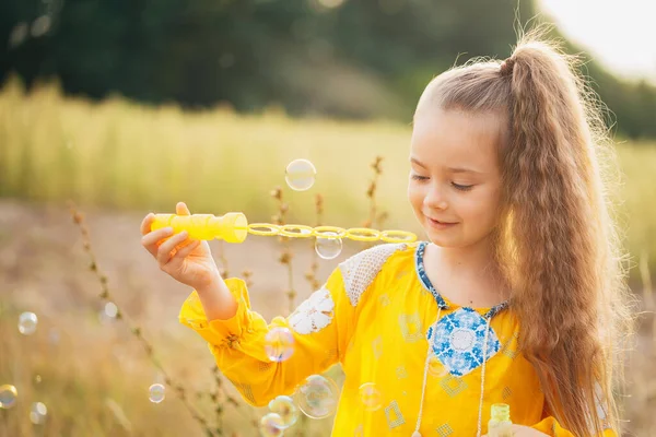 Meisje Oranje Gele Jurk Spelen Het Veld Blazen Zeepbellen Natuur — Stockfoto