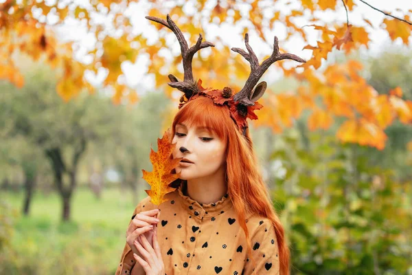 Фея Оленьими Рогами Осеннем Лесу Рисунок Лица Прекрасная Загадочная Женщина — стоковое фото