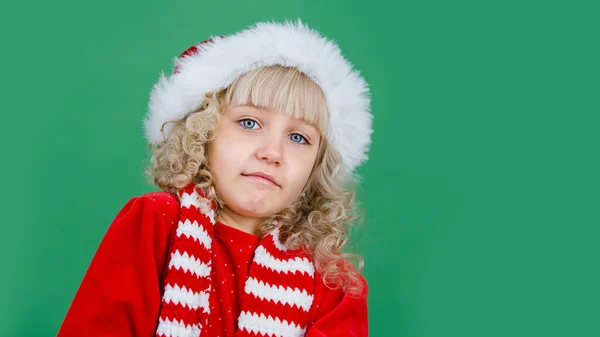 Boldog Karácsonyt Kislány Santa Kalap Élénk Zöld Színű Háttér Piros — Stock Fotó