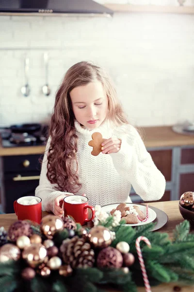 Criança Menina Beber Cacau Com Biscoitos Gengibre Marshmallowsat Manhã Natal — Fotografia de Stock