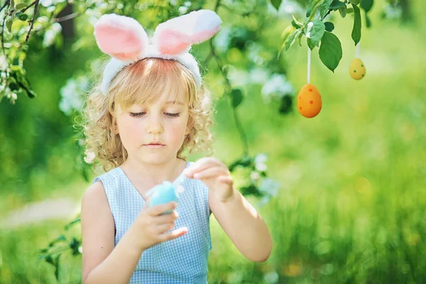 Nettes Lustiges Mädchen Mit Ostereiern Und Hasenohren Garten Osterkonzept Lachendes — Stockfoto