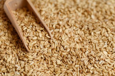 Tahta masadaki tahtadan kaşıkta yulaf gevreği. Vejetaryen diyet, diyet, spor ve spor menüsü konsepti