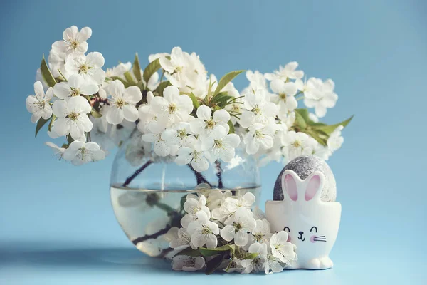 Påskebaggrund Glædelig Påskeferie Koncept Med Søde Farverige Bunny Kyllinger Blomster - Stock-foto