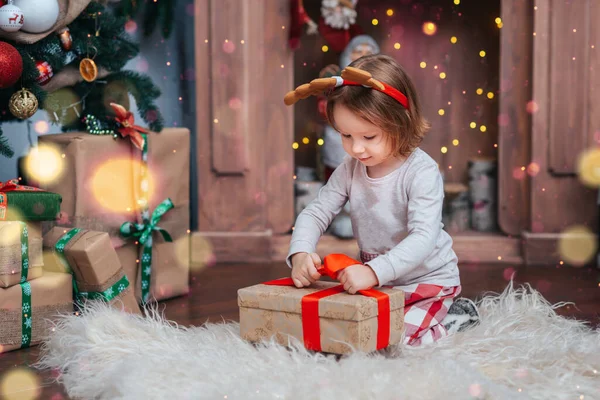 Menina Perto Árvore Natal Faz Desejo Ano Novo Menina Feliz — Fotografia de Stock