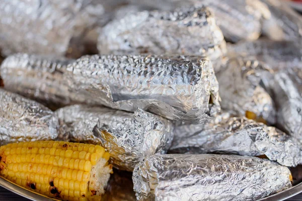 Close Shot Grilled Barbecued Sweetcorn Cobs Covered Foil Home Cooking — Stock Photo, Image