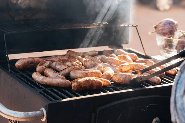 Grilled Sausages Bratwurst Grill Smoke Flame Delicious German Sausages Barbecue — Stock Photo, Image