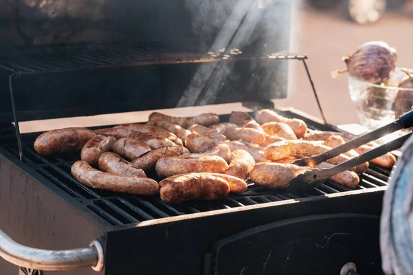 Izgara Sosis Izgara Sosis Duman Alevle Barbekü Izgarasında Lezzetli Alman — Stok fotoğraf