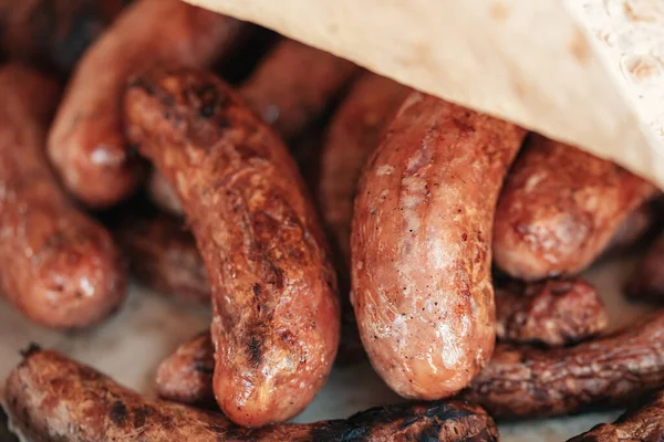 Salsichas Grelhadas Salsichas Grelha Com Fumo Chama Deliciosas Salsichas Alemãs — Fotografia de Stock