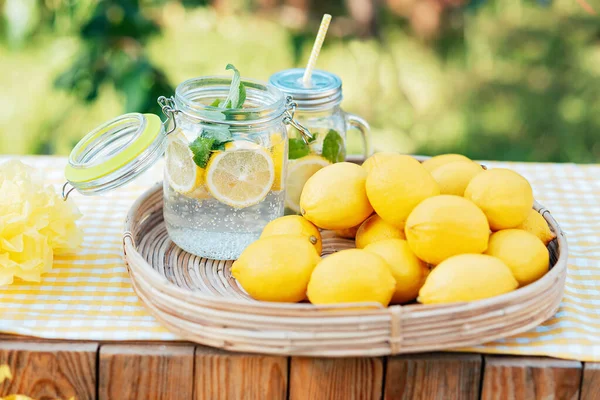 Placa Con Limones Frescos Maduros Limonada Con Agua Descarada Concepto —  Fotos de Stock