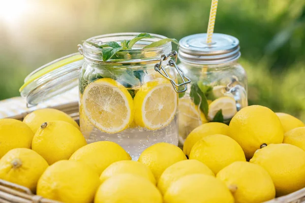 Piatto Con Limoni Freschi Maturi Limonata Acqua Salata Concetto Vitamine — Foto Stock