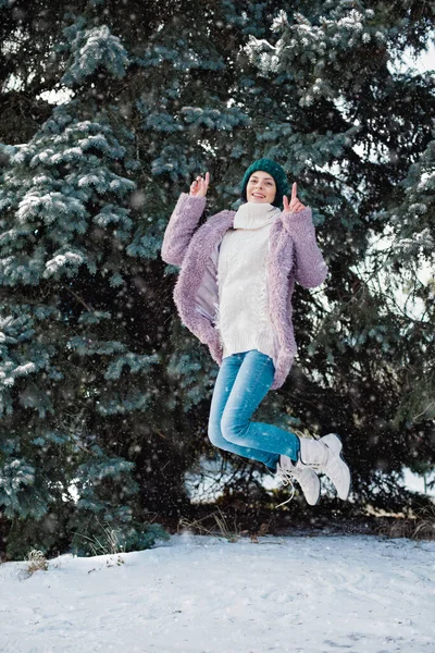 Retrato Jovem Mulher Acolhedora Roupas Quentes Dia Ensolarado Inverno Neve — Fotografia de Stock