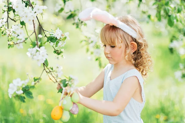 Söt Rolig Tjej Med Påskägg Och Kaninöron Trädgården Skrattande Barn — Stockfoto