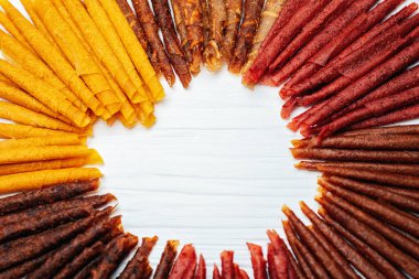 Tatlı püre meyveli pastil. Meyveli dürüm. Ev yapımı. Kurutulmuş böğürtlen ve meyvelerin doğal tatlısı. Ahududu, frenk üzümü, elma, muz, çilek, erik ve balkabağı karışımı. sağlıklı atıştırma konsepti