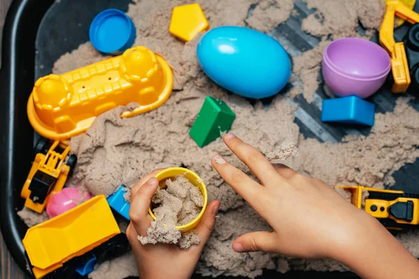 아이들 모래와 장난감 기계를 가지고 있습니다 모래에 아이가 가까이 평평하고 — 스톡 사진