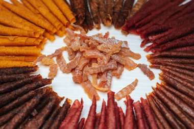 Tatlı püre meyveli pastil. Meyveli dürüm. Ev yapımı. Kurutulmuş böğürtlen ve meyvelerin doğal tatlısı. Ahududu, frenk üzümü, elma, muz, çilek, erik ve balkabağı karışımı. sağlıklı atıştırma konsepti