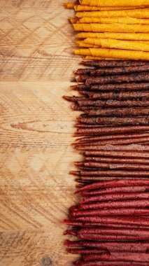 Tatlı püre meyveli pastil. Meyveli dürüm. Ev yapımı. Kurutulmuş böğürtlen ve meyvelerin doğal tatlısı. Ahududu, frenk üzümü, elma, muz, çilek, erik ve balkabağı karışımı. sağlıklı atıştırma konsepti