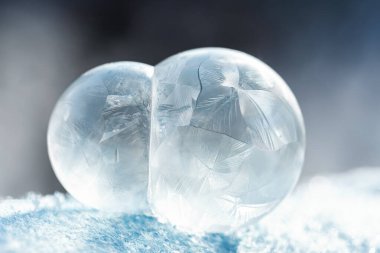 Bokeh arkaplanlı donmuş baloncuk. Donmuş sabun köpüğündeki buz gibi desenler çok güzel. Kış, soğuk arka plan. Makro fotoğraf