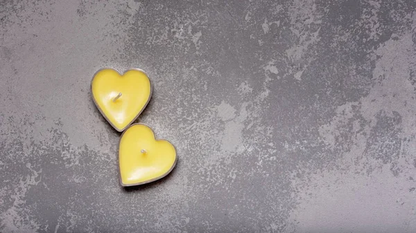 Wenskaart Voor Valentijnsdag Twee Gele Kaarsen Hartvorm Trendy Grijze Ondergrond — Stockfoto