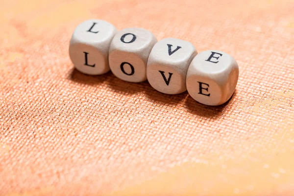 Grußkarte Zum Valentinstag Text Englischer Liebe Auf Holzwürfeln Auf Goldenem — Stockfoto