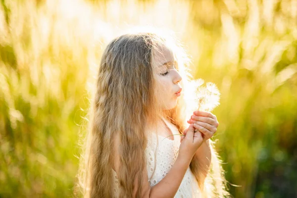 Zomer Portret Van Meisje Met Grote Paardenbloem Sluit Foto Van — Stockfoto