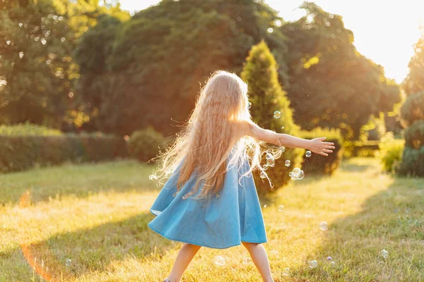 Criança Rodopiar Dança Brincar Prado Menina Divertindo Com Bolhas Bonito — Fotografia de Stock