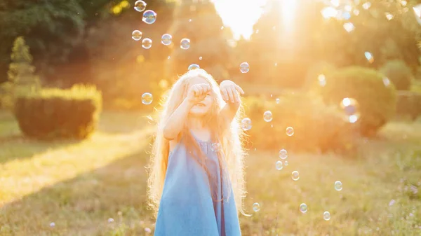 Dziecko Wiruje Tańczy Łące Dziewczyna Bawi Się Bąbelkami Słodkie Trochę — Zdjęcie stockowe