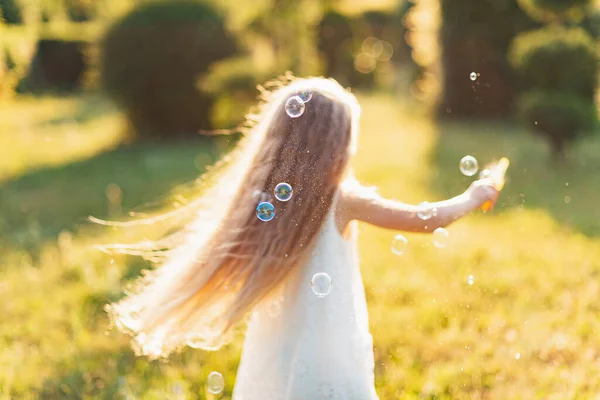 Дети Кружатся Танцуют Лугу Девочка Развлекается Пузырьками Милая Блондинка Длинными — стоковое фото