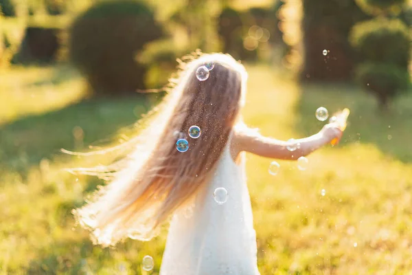 Kind Wervelend Dansen Speelt Het Weitje Meisje Heeft Plezier Met — Stockfoto