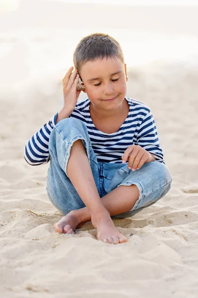 Schattig Jongetje Luisterend Naar Het Geluid Van Zee Schelp Het — Stockfoto