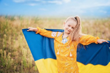 Ukrayna 'nın Bağımsızlık Bayrağı Günü. Anayasa günü. Üzerinde Ukrayna 'nın sarı ve mavi bayrağı olan nakışlı tişörtlü çocuk Ukraynalı kız çocuğu. Ukrayna 'nın bayrak sembolleri. Kiev, Kiev günü